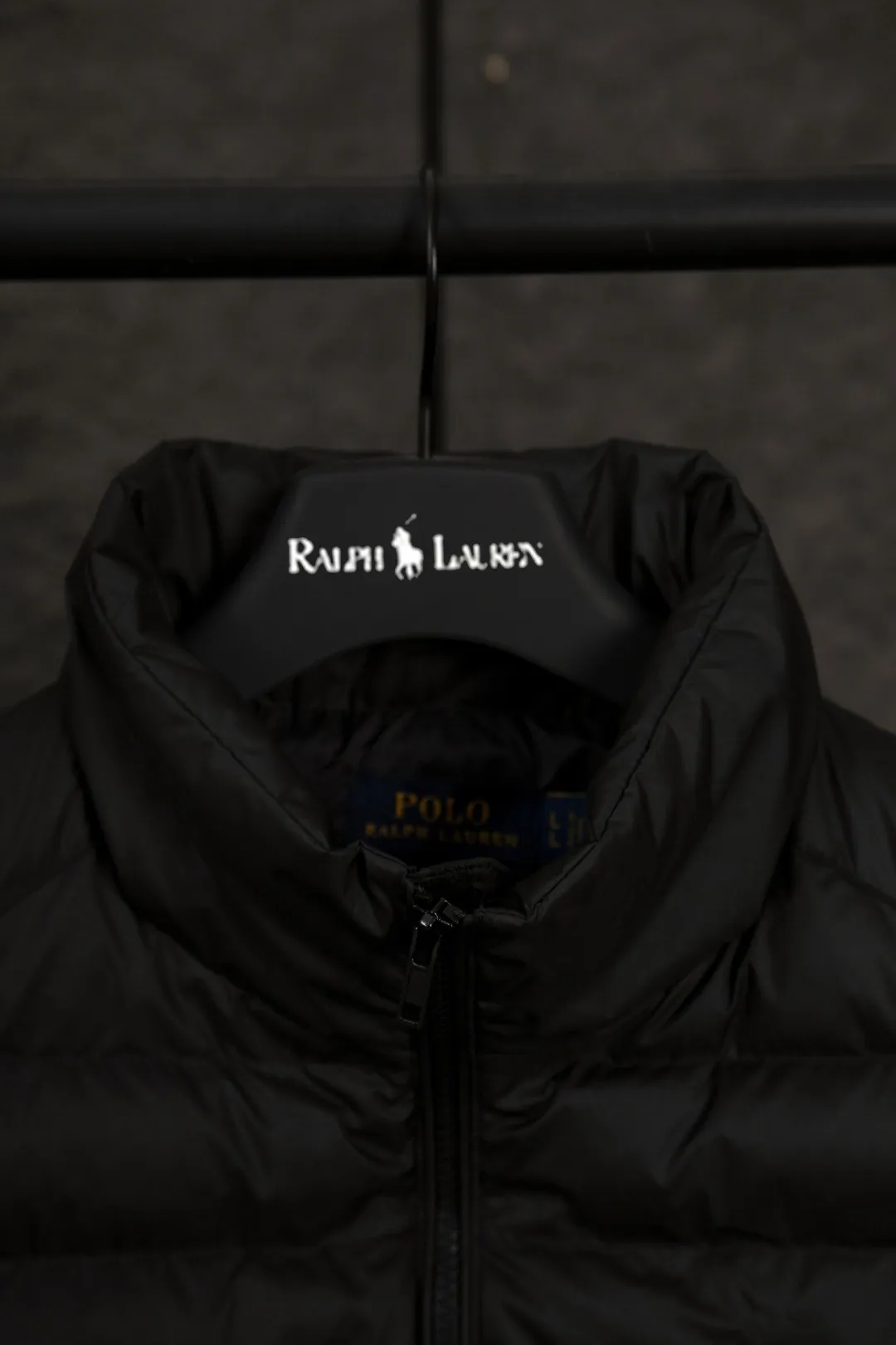 P340 Actual Photos [Popular in Winter] Style No.: 25125# Color: Black/Navy Blue/Almond Size: S-XL - Ralph Lauren/Ralph Lauren 2025FW Popular Winter Item Stand Collar Three-Zip Couple Style Rib Down Vest Vest - Craftsmanship 400T diamond-proof nylon on the face Grid down filling inside 400T high-density gallbladder isolation - Correct slightly waisted version on both sides The placket is made of cotton webbing and has double zipper pockets on both sides - RL's hottest vest this year. Out of stock at counters. A treasure item with a winter atmosphere. It comes in three basic colors. It can be worn by both men and women, especially the creamy white with a warm red feel. Comes with a beauty filter, which girls love. The overall fluffiness is just right. It is light and not bloated. It is very chill. It can enhance the overall fashion sense whether worn outside or inside.